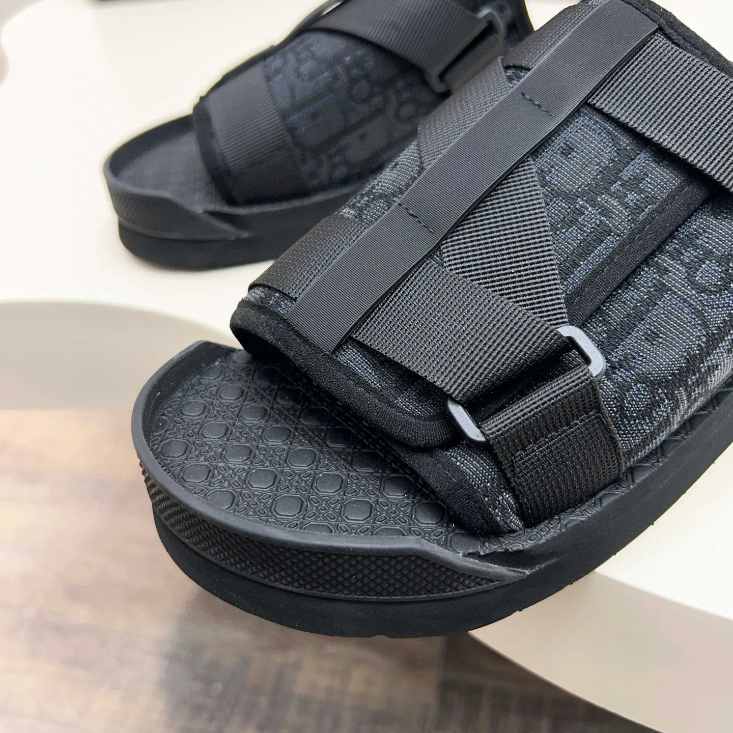 Factory price: 280💰Dior Alias ​​men's leather slippers. This Alias ​​sandal is a new summer product, showing a casual and elegant style. Carefully crafted from grained cow leather and Oblique printed fabric, with cowhide lining! Cross-strap design with metal-clad brass CD Diamond logo. The imported cowhide leather and rubber sole adds sophistication and comfort, while Oblique print-effect anti-slip panels add style. Size: 38-44 (45 customized)
